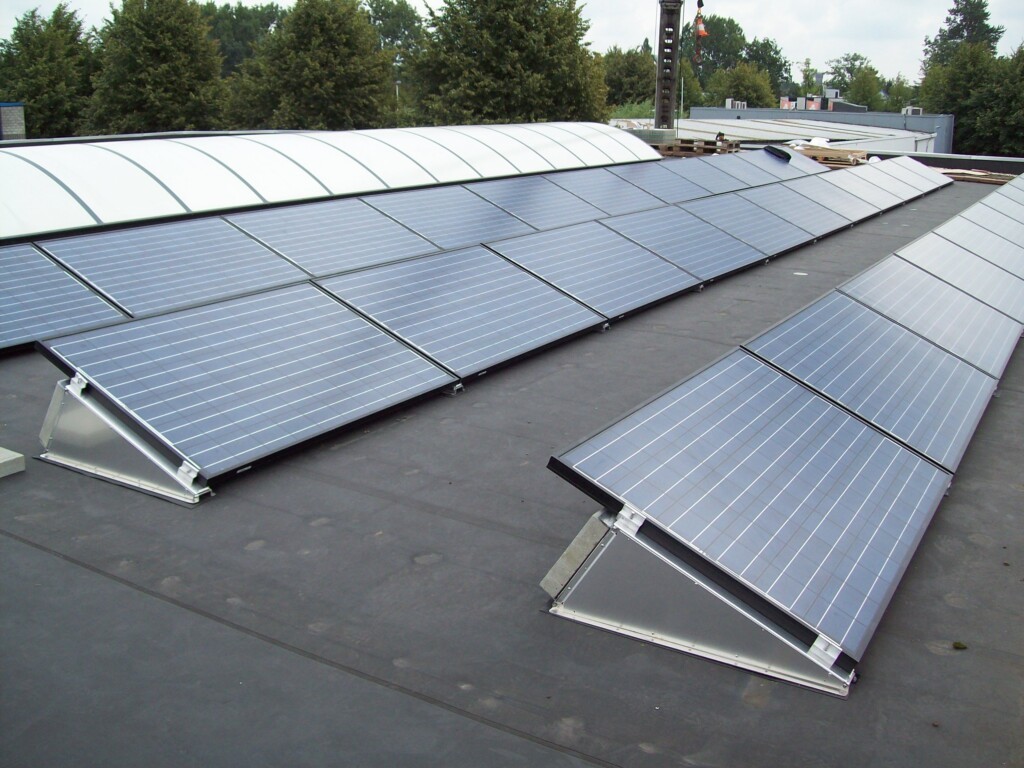renovatie plat dak met zonnepanelen en roofing